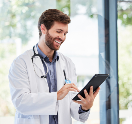 Médico utilizando tablet para acessar informações médicas no consultório