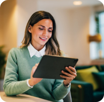 Mulher usando tablet em ambiente interno para acessar serviços de saúde.