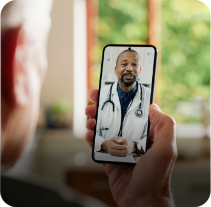 Paciente realizando teleconsulta com médico pelo celular.
