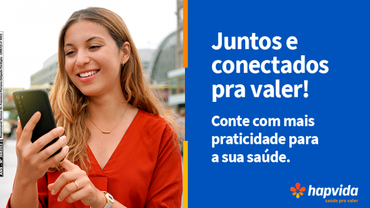 mulher sorrindo utilizando telefone 