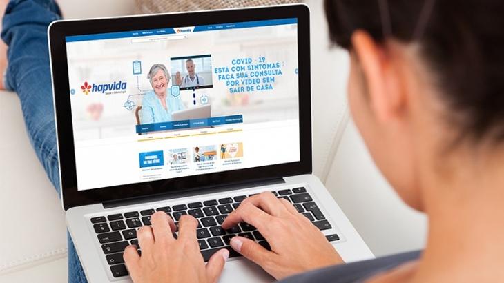 computador com página aberta no site hapvida 