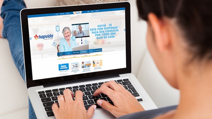 computador com página aberta no site hapvida 