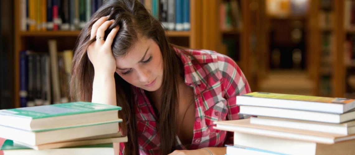 Imagem de adolescente estudando
