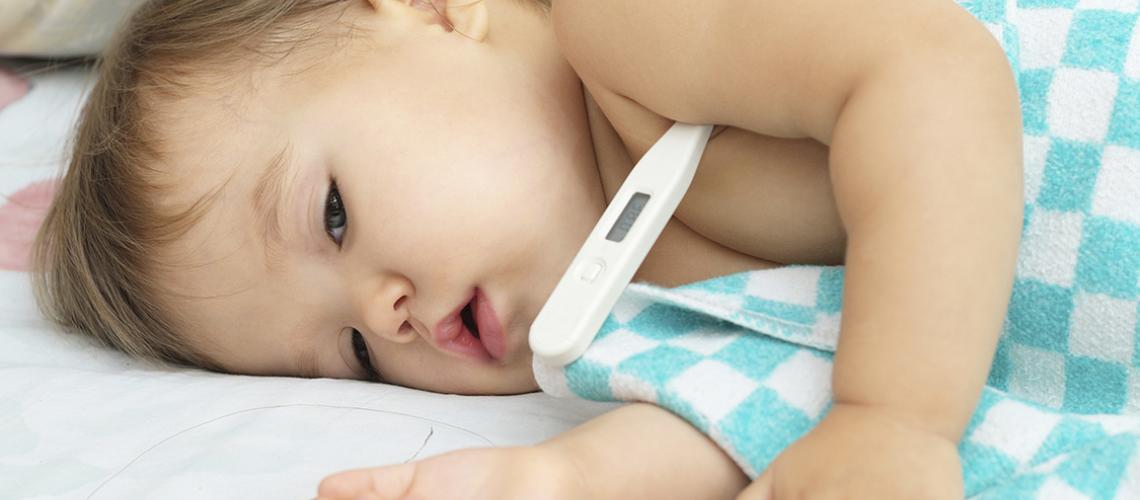 bebê deitada medindo a temperatura