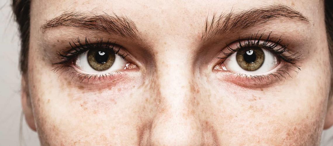Close de olhos verdes femininos