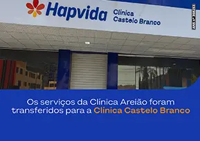 pediatra atendendo paciente e mãe