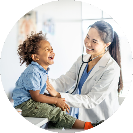 medica com paciente criança