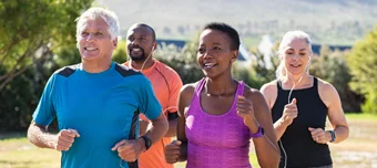 Médica examinando gestante