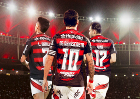 Jogadores do Flamengo com o uniforme oficial exibindo a marca Hapvida durante partida no Maracanã, simbolizando a nova parceria com benefícios para torcedores.