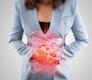 Mulher com dor abdominal segura o estômago, com ilustração do intestino em destaque, simbolizando os sintomas da Doença de Crohn.
