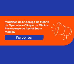 Gráfico em fundo azul com uma faixa laranja que contém o texto Mudança de Endereço da Matriz da Operadora Clinipam - Clínica Paranaense de Assistência Médica, um megafone e um botão Parceiros, simbolizando o comunicado de mudança de endereço.