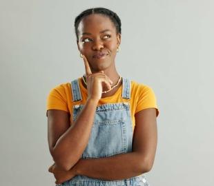 Mulher pensativa avaliando opções de plano de saúde regional e nacional, representando dúvidas comuns na escolha do convênio ideal