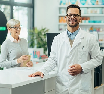 Moça sorridente realizando compra em farmácia e recebendo benefícios do Interclube.