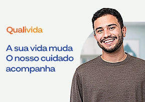Homem sorrindo.