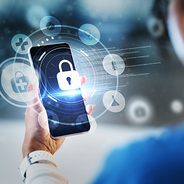 Mão segurando um smartphone com ícone de cadeado na tela, cercado por ícones circulares relacionados à saúde, como cruz médica, maleta e estetoscópio, representando segurança digital e conectividade em tecnologias de saúde.