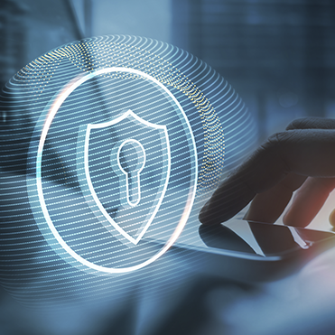 Foco de uma mão interagindo com dispositivo touchscreen, com sobreposição gráfica de escudo com cadeado ao centro, simbolizando segurança digital e proteção de dados.