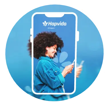 Mulher com cabelo cacheado e camisa azul sorri enquanto segura smartphone, enquadrada por moldura digital com fundo azul. No topo da moldura, aparecem o logo da Hapvida e o texto '@ingram', sugerindo promoção de serviços digitais ou aplicativo da Hapvida.
