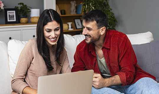 homem e mulher conversando