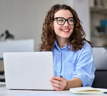 Médica confortando paciente idoso participante dos Programas de Medicina Preventiva Notredame Intermédica.