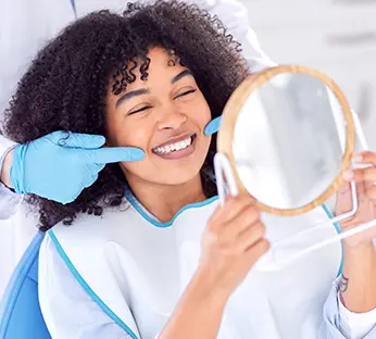 Médica confortando paciente idoso participante dos Programas de Medicina Preventiva Notredame Intermédica.