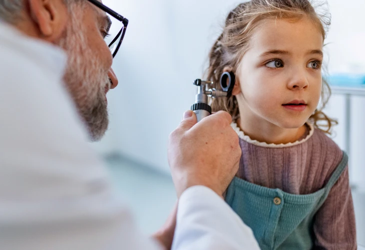 Médico avaliando ouvido da criança